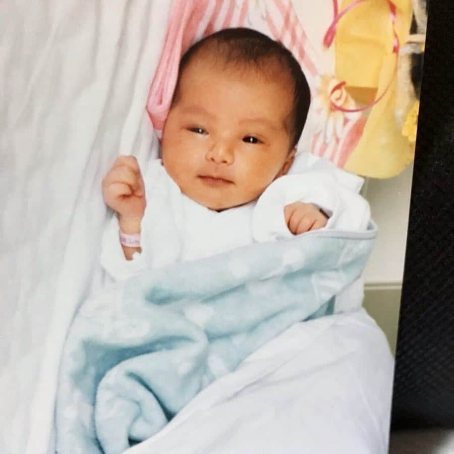 岡田栞奈のインスタグラム：「平成ありがとう✨ この時代に生まれて良かった‼️ 令和もよろしくお願いします😊💖 #生まれたてかんな #生後何日目か #平成9年生まれ #半目かんな」