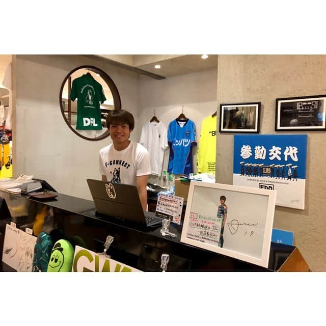 小池純輝さんのインスタグラム写真 - (小池純輝Instagram)「. イベントに足を運んでくださった方ありがとうございました❗️ たくさんの方が会いに来てくださり楽しく初店長が出来ました✨ F-connectもよろしくお願いします⚽️ カジマネージャーもお疲れ様。笑 #jleague #jリーグ #j2 #東京ヴェルディ #tokyoverdy #verdy #verdyfamily #soccer #football⚽ #football #サッカー #フットボール #小池純輝 #19 #⚽️ #サッカージャンキー #soccerjunky #梶川諒太 #fconnect」4月30日 23時12分 - junki_koike