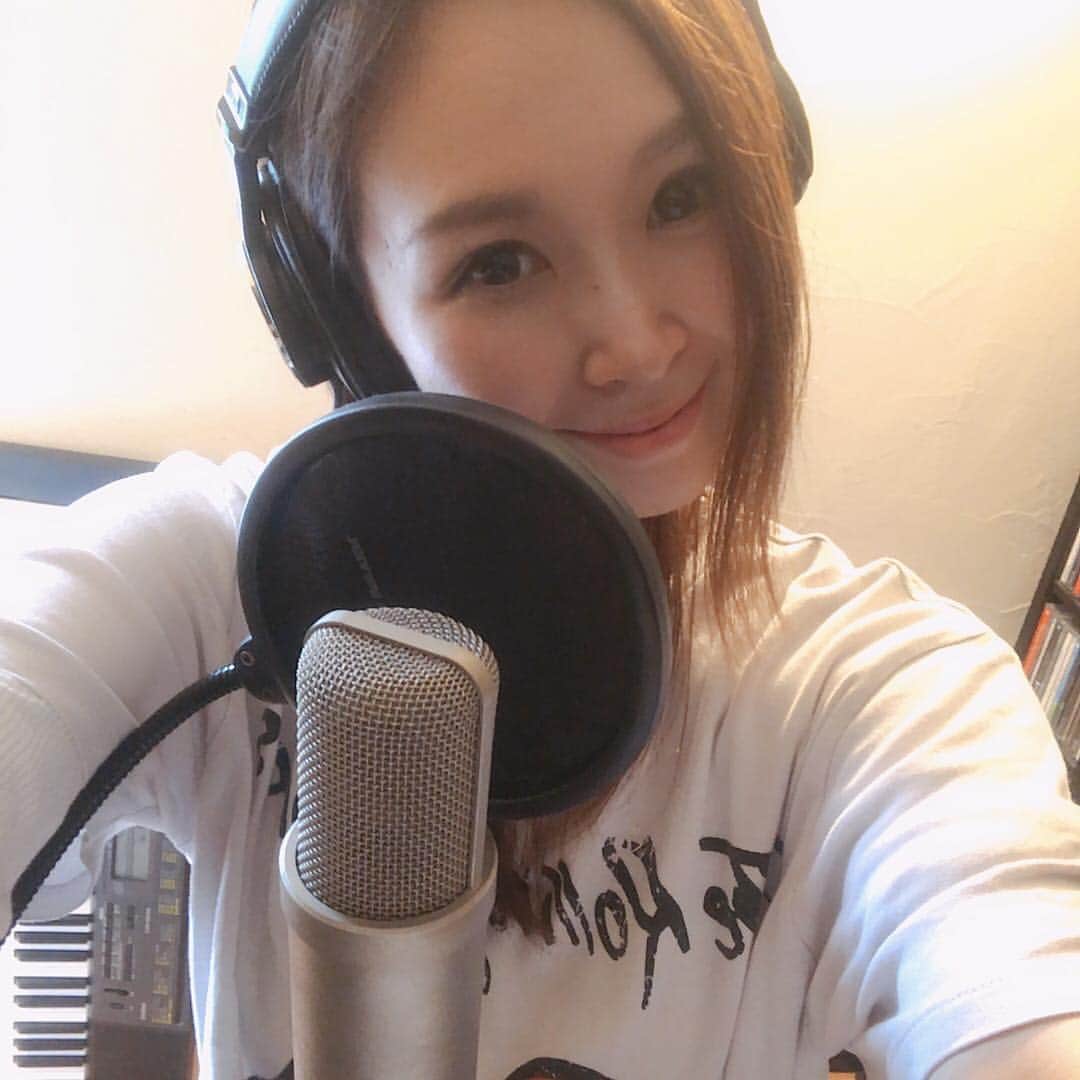 のインスタグラム：「平成最後の日でしたね😌﻿ 私は石井くんスタジオで﻿ ライブ音源の最終チェックとコーラス録りの﻿ 追加をしていました😆﻿ 石井くん今日もありがとうございます☺️🤲﻿ ﻿ 平成という時代、﻿ みなさまも﻿ それぞれの思いと様々な経験が﻿ たくさんあったと思いますが﻿ ﻿ 昭和に生まれ、平成を愛内里菜として駆け巡らせていただき、 令和をアーティストRとしてまた再始動できたことに感謝です😌﻿ ﻿ 同じ時代を生きているみんなに﻿ 恩返しできるような歌を﻿ Rとして残していけるように、、、﻿ ﻿ ずーっと﻿ 共に駆け抜けてくれているファンのみんなと、﻿ そしてRを作りあげてくれているRスタッフに﻿ 深く感謝し、﻿ これからも新たな私を﻿ 表現していきたいと思います☺️﻿ ﻿ ﻿ #@kentaroishii1981﻿ ﻿#平成 最後 #令和﻿ #ライブハウス #ライブ﻿﻿﻿﻿ #千葉 #市川 #本八幡 #一体化 #絆 #盛り上がりたい #会いたい﻿﻿﻿﻿ #感謝 #リスタート ﻿﻿ ﻿ #愛内里菜 改め #R として #歌手 再始動﻿﻿ #垣内りか #垣内倶楽部 ﻿﻿ ﻿ #新曲 #邦ロック#ミュージック#音楽の力﻿﻿﻿ #音楽最高﻿ ﻿ ﻿ ﻿」