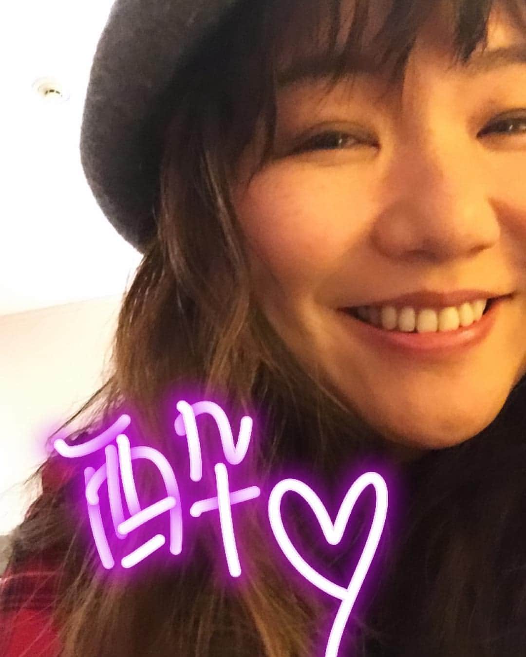 のインスタグラム：「北海道 苫小牧と札幌 素敵なショーでした❣️ 平成最後のライブは札幌、鈴木雅之さんのステージ。生まれて初めての苫小牧、皆さんの熱気がステージまで凄い勢いで届きました！ 札幌は桜が五分咲き、綺麗だったな〜💗🌸🌸🌸🌸🌸🌸🌸 なんだかんだ ツアー1/3 終わった？！ はやいなー！！ バンドの結束感も良い感じ、日々勉強です！！ メンバーと全然写真撮ってなかったので 江口さん、知念さんとパシャリ💗  次回は久しぶりの松山です！  江口信夫大先生、絡んですみませんでした🤣 か相手にしてくれてありがとうございましたー🤣 ＃平成最後のライブ #鈴木雅之 #funkyflag  #funkyflagloveparade  #コーラス #有坂美香  #江口信夫 #知念輝行  #tasteofmartinitour2019  #北海道 #苫小牧 #札幌」