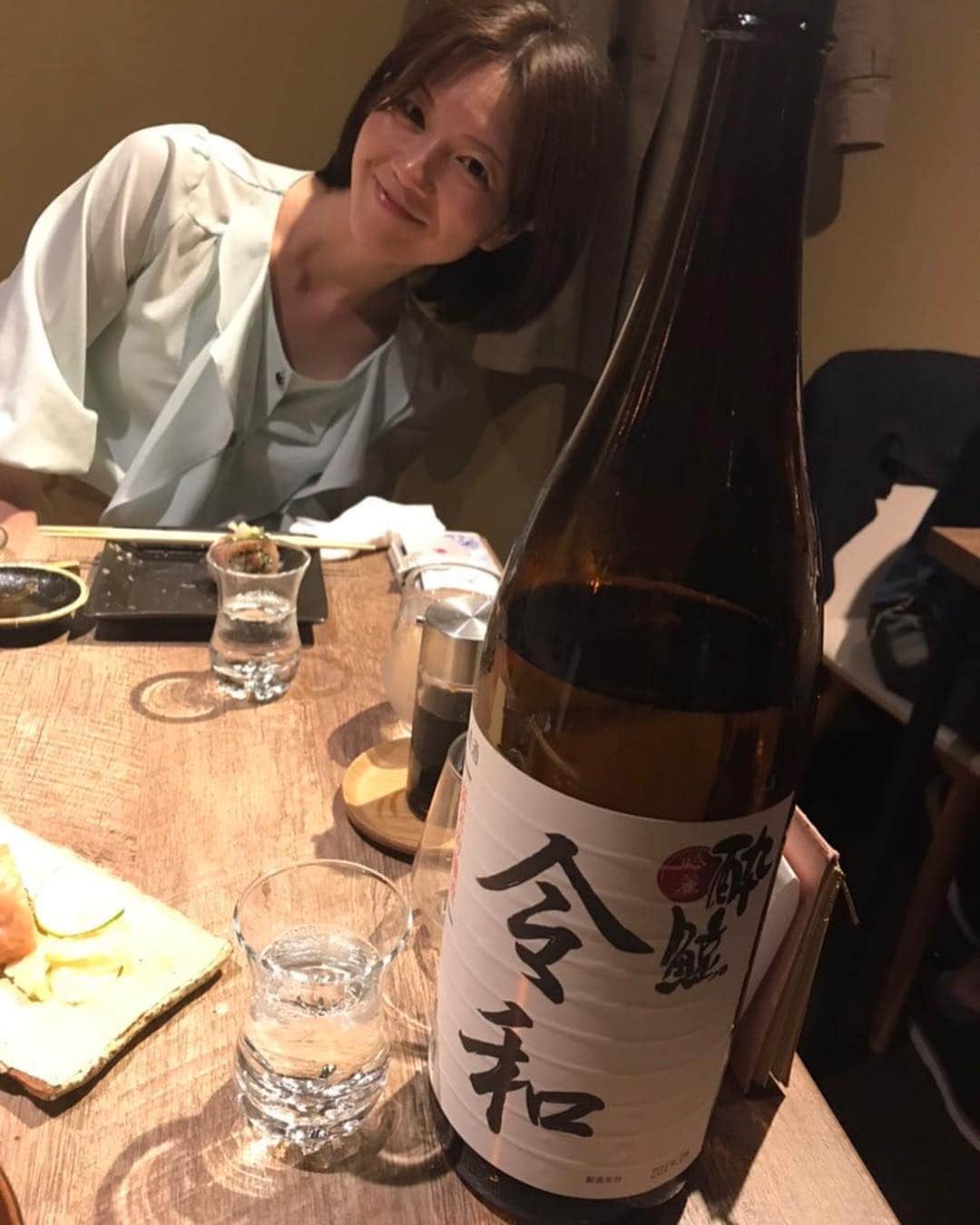 佐久間あすかのインスタグラム：「平成から令和へ 今宵も楽しい夜に感謝☺️✨ いつもありがとう🍻 かんぱーい！！ #hanaco+#新福島#日本酒」