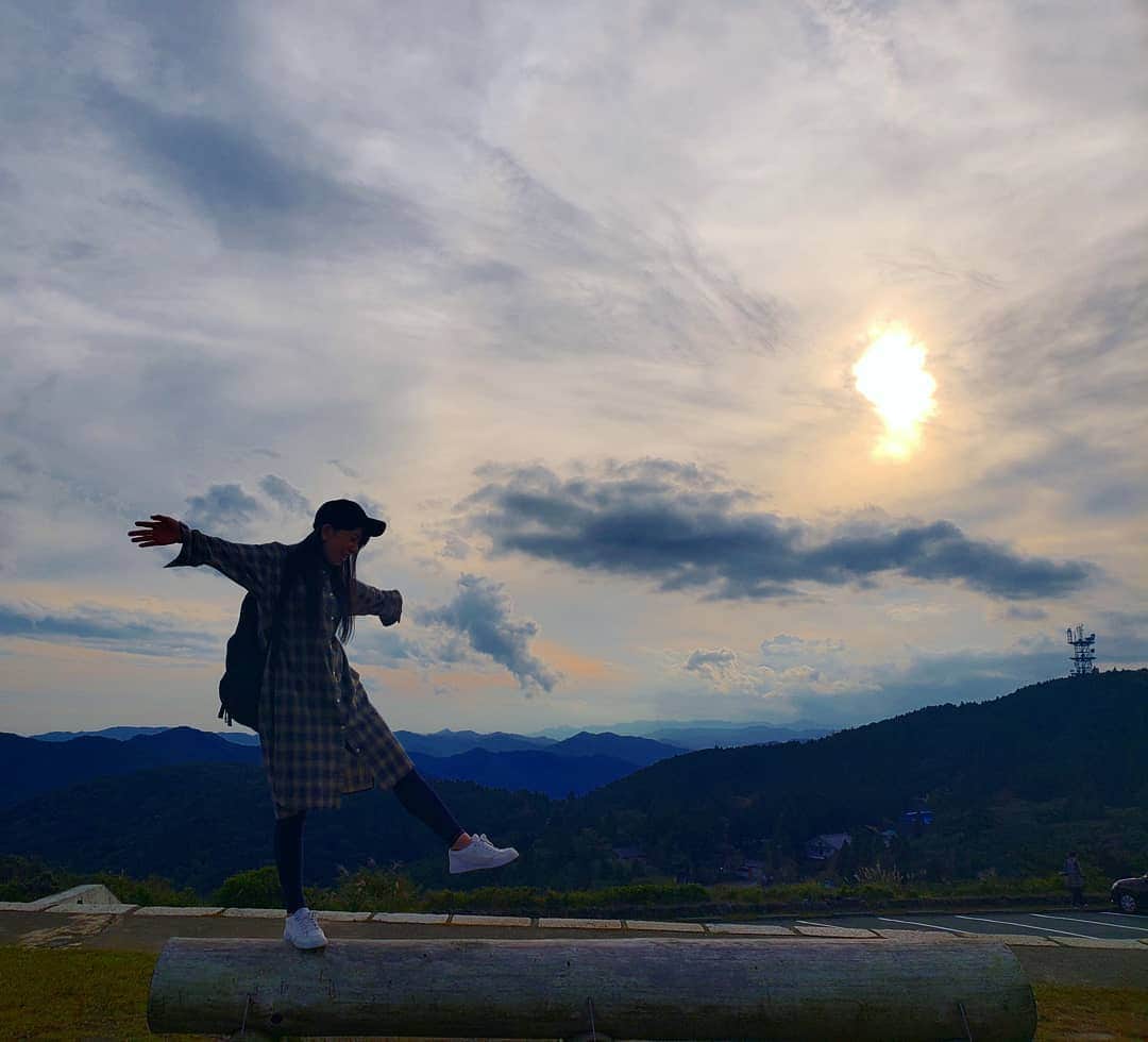服部ひで子のインスタグラム：「平成よ、ありがとう。  昭和に生まれ 平成を生き 令和をまたいで また新たな時代を歩んでゆきます。  昭和も、平成も、大好き。  だから 令和も 大好きになることでしょう。  令和は、どんな時代になるのか楽しみです。  もちろん つくってゆくのは 私たちなので  それぞれの時代の 良きことも悲しきことも、 風化させずに  明るい未来をつくるべく、 令和の時代に繋いでいきたいです。  平成３１年  ４月３０日(火)」