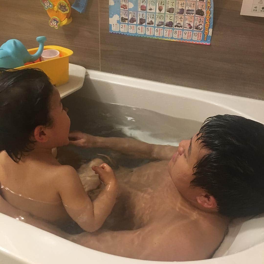 亀田大毅のインスタグラム：「平成最後のお風呂😀 Heisei last bath with my son. ありがとう平成😊 #令和 #平成」
