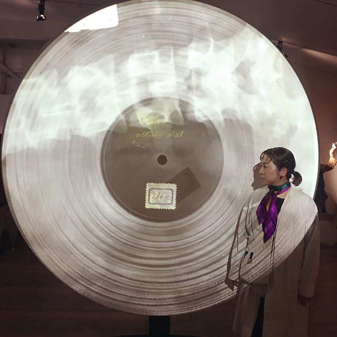 松本野々歩のインスタグラム：「BONE MUSIC 展  1940年代から60年代の冷戦時代のロシアで 禁止された音楽 そんな中  こっそり  レントゲン写真を使ってレコードを作った人たちがいた  悲しくも 力強い 愛の形  #bonemusic #ボーンミュージック展」