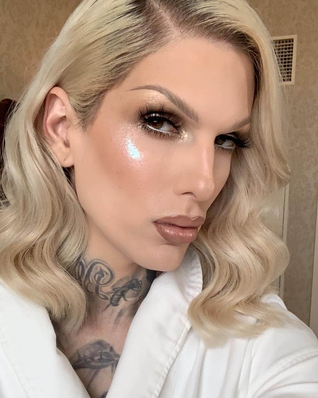 Jeffree Star Cosmeticsさんのインスタグラム写真 - (Jeffree Star CosmeticsInstagram)「Keep your skin snatched with our #MagicStar concealer & setting powder ✨⭐️ Face: #MagicStarConcealer shades C2 & C5 💦 Magic Star setting powder in #Translucent, @diormakeup air flash shade 200 Lips: #velourliquidlipstick shades Mannequin + Christmas Cookie Highlight: Coming soon 😇 #jeffreestarcosmetics」4月30日 23時31分 - jeffreestarcosmetics