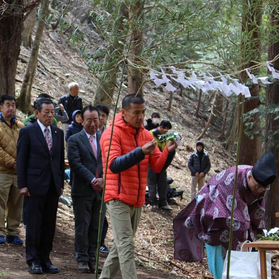 平山ユージさんのインスタグラム写真 - (平山ユージInstagram)「クライマーの安全を祈願し二子山の開山式に参加、これは日本の伝統的な儀式なんでしょうね。この様な儀式と共にやはり思うのは自然に生かされている感覚、間も無く令和の時代になりますが怪我の無いよう自然の中で思う存分に遊ばせてもらいましょう！！ @thenorthfacejp  @beal.official  @blackdiamond  @climbskinspain  @climbparkbasecamp  @basecamptokyo  @boulderpark_basecamp  #二子山 #小鹿野町観光大使 #開山式 #令和」4月30日 23時37分 - yuji_hirayama_stonerider