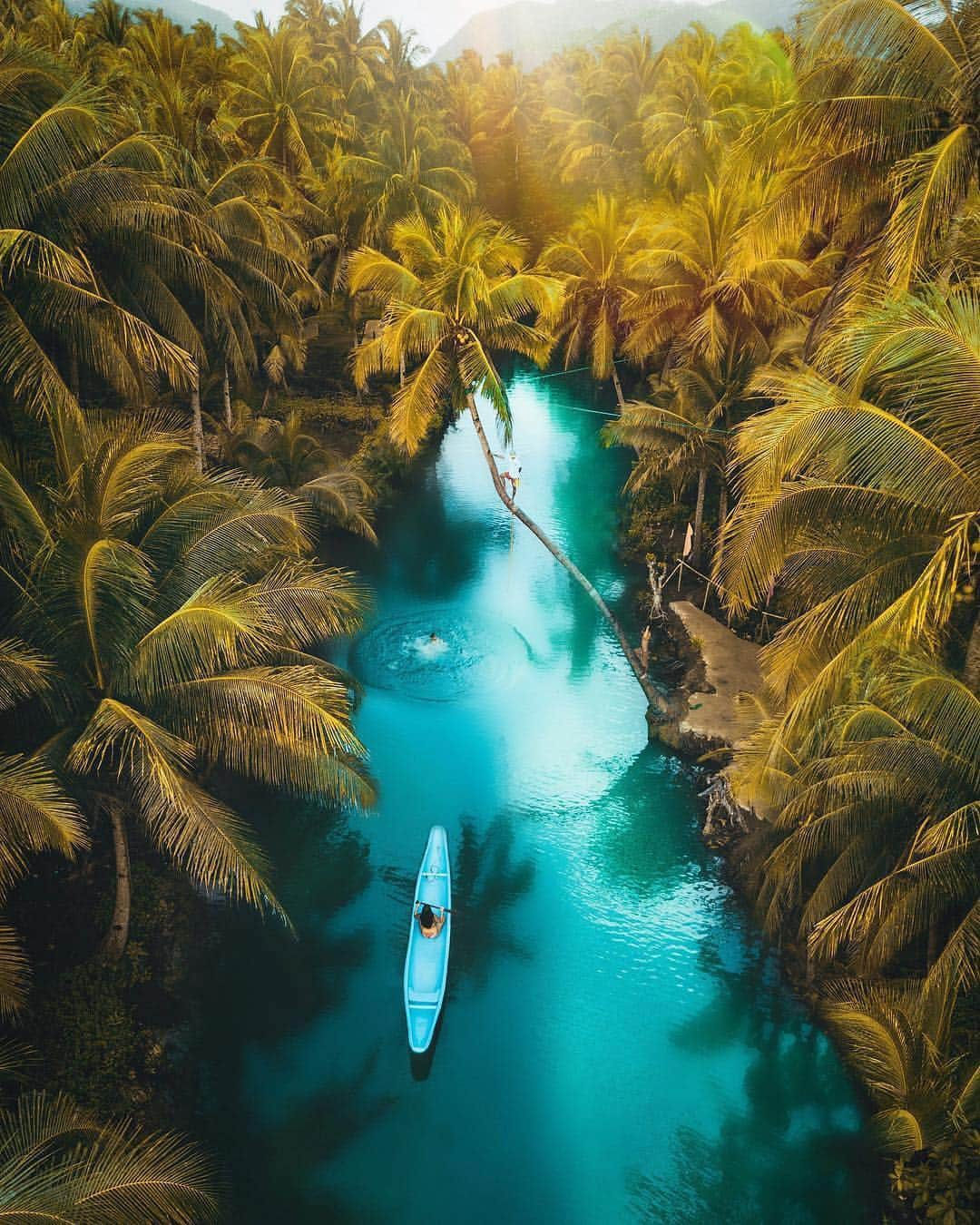 Earth Picsさんのインスタグラム写真 - (Earth PicsInstagram)「River journey 🚣🏾‍♀️ Photo by @michaelmacalos」4月30日 23時34分 - earthpix