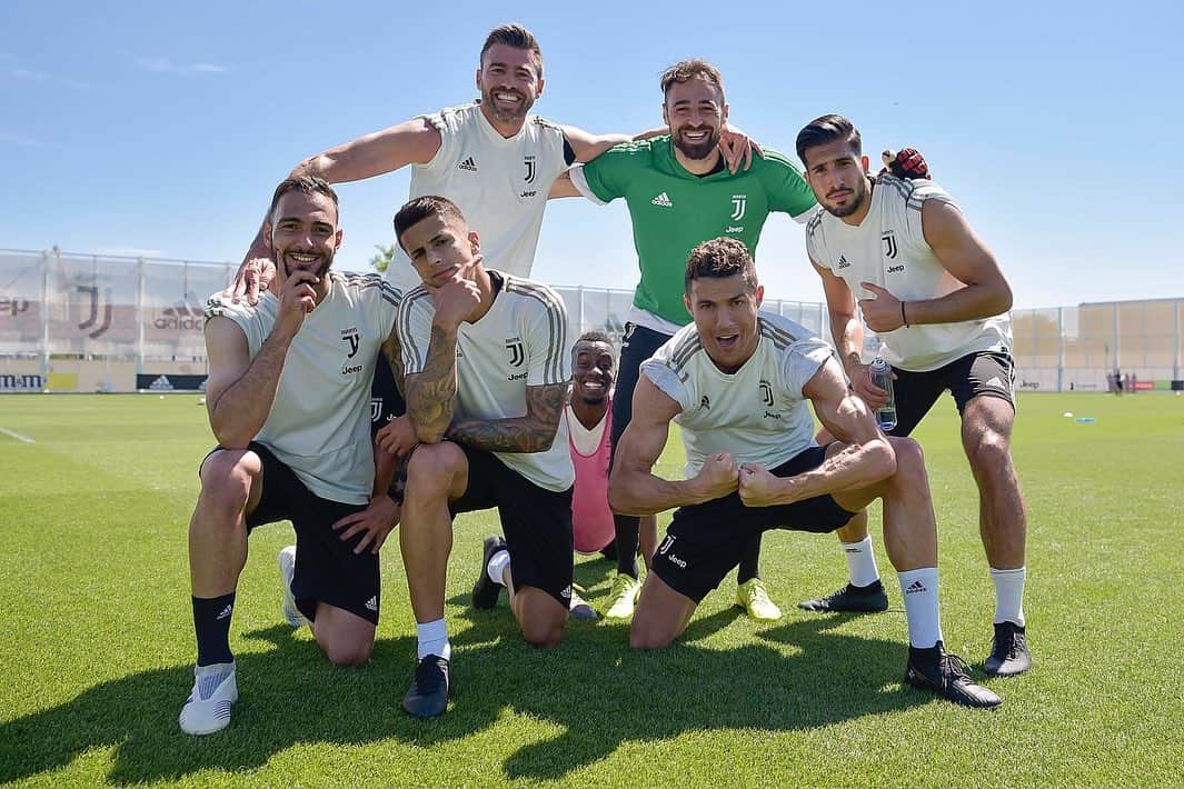 エムレ・カンのインスタグラム：「The winning team! (+👚@blaisematuidiofficiel) 😂  #EC23 #iCan #WeCan #ForzaJuve」