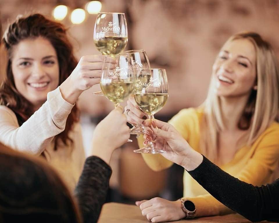 Mionetto Prosecco Montenegroさんのインスタグラム写真 - (Mionetto Prosecco MontenegroInstagram)「Podijeli sa prijateljima. 🥂😊 #HenkellMe #Henkell #henkelltrocken  #wine #sparklingwine #bubbles #timeforme #enjoy」4月30日 23時34分 - mionettome
