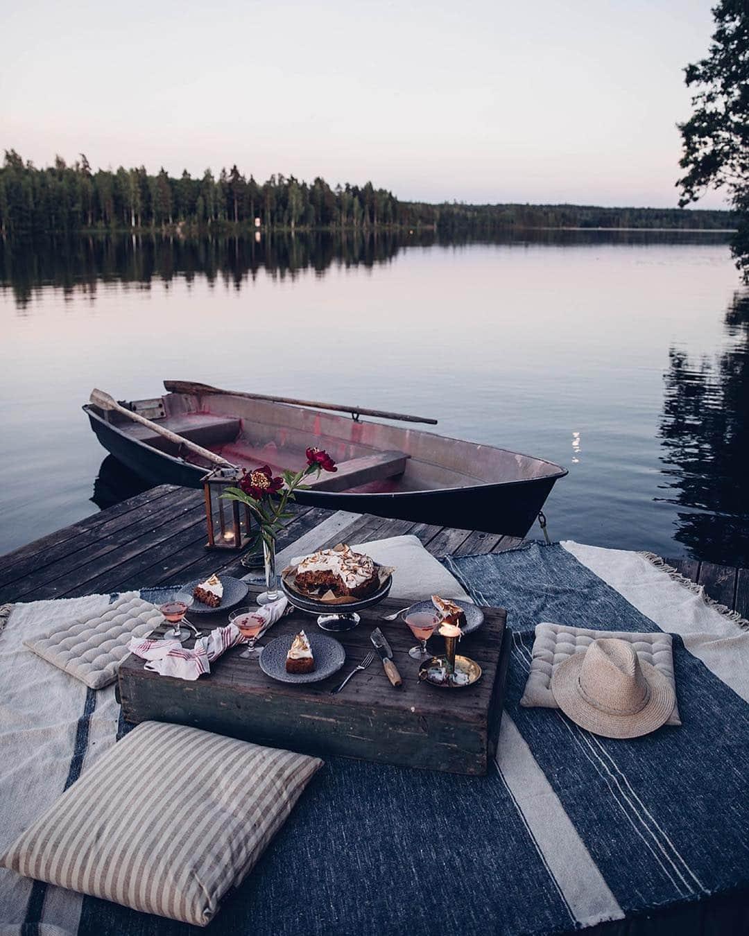 Our Food Storiesさんのインスタグラム写真 - (Our Food StoriesInstagram)「One of our favorite rhubarb recipes is this gluten-free rhubarb cake with meringue 😋 We enjoyed it at our dear friend @fridainthevalley magical place in Sweden last year ✨ Get the recipe on the blog, link is in profile. #ourfoodstories  ____ #gatheringslikethese #atthelake #summerstyle #picnicfood #cakelover #glutenfreefood #glutenfreerecipes #glutenfri #glutenfrei #germanfoodblogger #foodstylist #foodphotographer #visitsweden #outdoorcooking #countrysideliving #countrysidelife」4月30日 23時35分 - _foodstories_