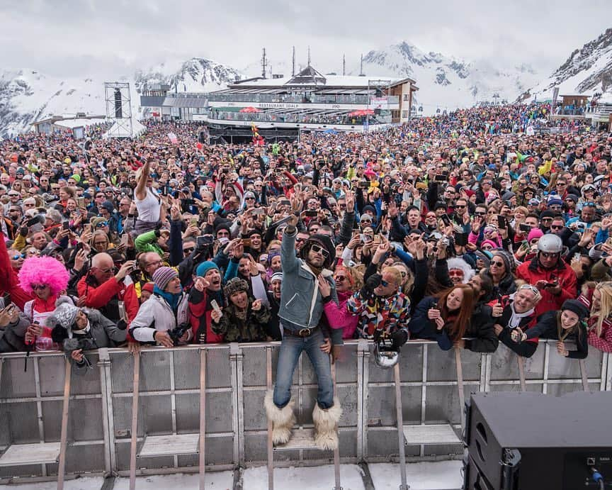 レニー・クラヴィッツさんのインスタグラム写真 - (レニー・クラヴィッツInstagram)「From the mountain top」4月30日 23時35分 - lennykravitz