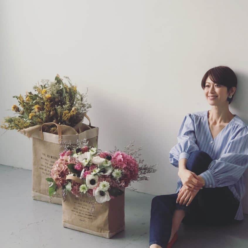 畑野ひろ子のインスタグラム：「LA発のマーケットバッグ @apolis にフフラワーアレンジさせて頂きました。 @sanyo_style_magazine  @willgarden_official  #flower #flowers #arrangement #apolis #willgarden #sanyo」