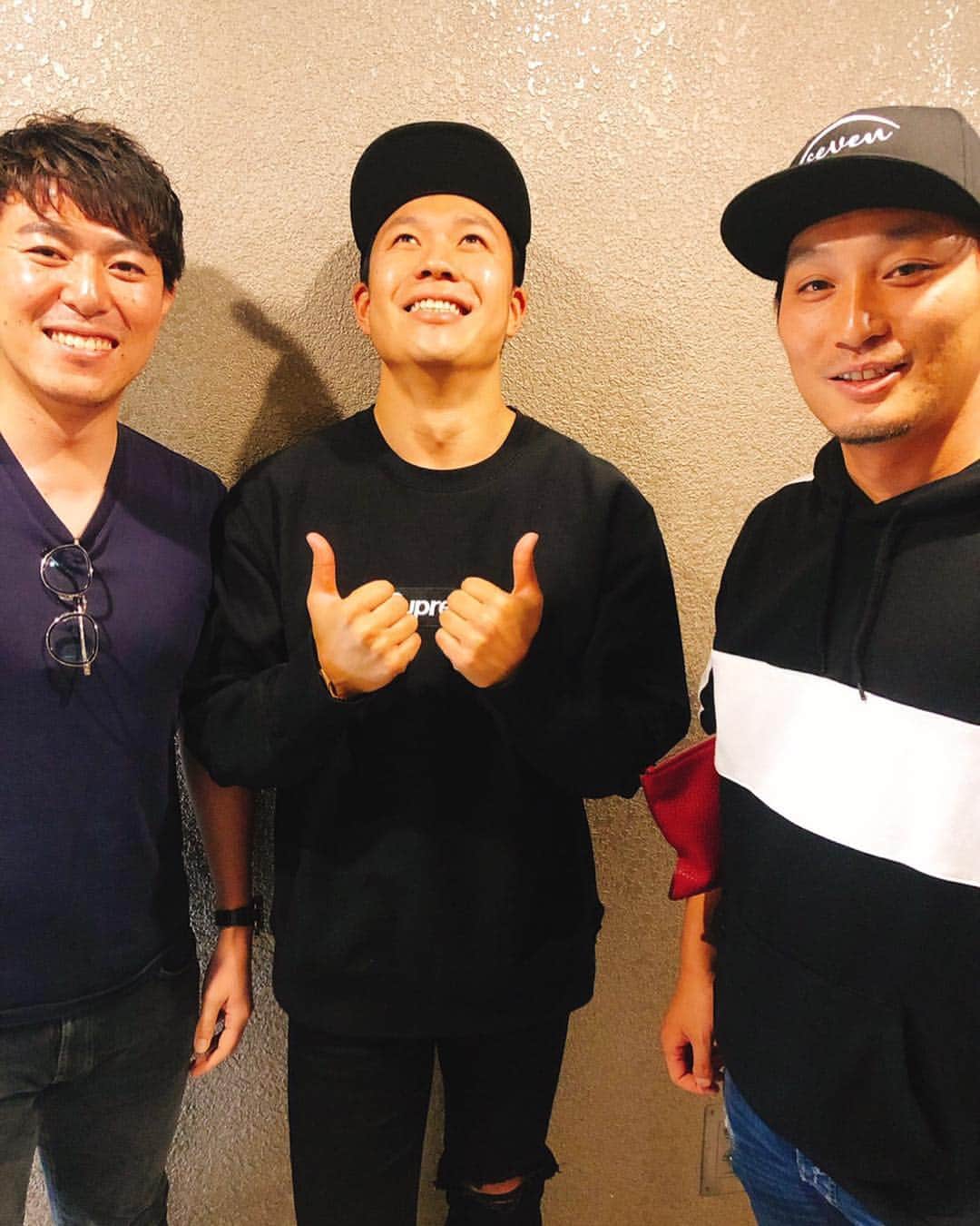 大野雄大のインスタグラム：「平成さん、ありがとうございました😌 令和さん、明日からよろしくお願いします♪ 元熱盛兄さんに生熱盛もらいました☺️ #2勝目 #寺川俊平 #顔デカ3人組 #平成 #感謝 #令和も頑張ります」