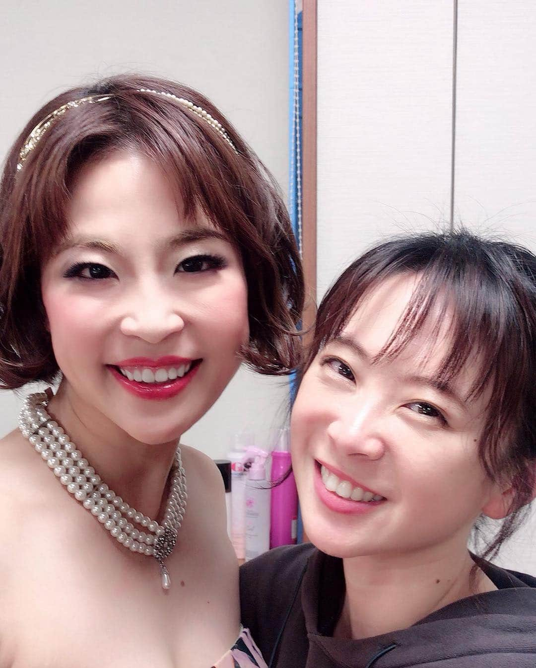 亜聖樹さんのインスタグラム写真 - (亜聖樹Instagram)「「レビューニッポンモダンタイムス」２日め終了しました！ 平成最後の日に昭和の歌の数々を♩ 思い出に残る平成最後の１日となりました！ 今回「シボネー」でデュエットさせて頂いている扇けいさん❤️ 今回が初絡みなのですが、本当にお優しくて😭ご一緒出来てとても光栄です！ そして本日の93期同期ショットと、同期含め今回の美翔さん以下の楽屋でのトークが楽し過ぎる件をご報告🤣🤣🤣 こんな独特のノリ、やっぱ、外部では生まれないかとw． 在団中に絡みがなくても、それぞれ同じような苦楽を長年共有していた経験だけで、同じ笑いをとことん共有できる！ホント宝塚って素晴らしいところ🤣❤️ さて！今回の公演中、ヘアセットして頂いている一期上さんのチッチさんは私の音楽学校時代のお掃除分担さんなのです♩ 予科生時代に本当にお世話になった方🙏 入団後は雪組でもご一緒で、そして退団後でもまたまたこのようにお世話になっているw❤️💦 本当に嬉しいし、ご縁を感じます！！←一方的w こんな楽しすぎる公演も 明日は早いもので千秋楽😭 千秋楽は１３時／１７時公演です！ イイノホールにてお待ちしております！  #宝塚」4月30日 23時47分 - akkyontanaka