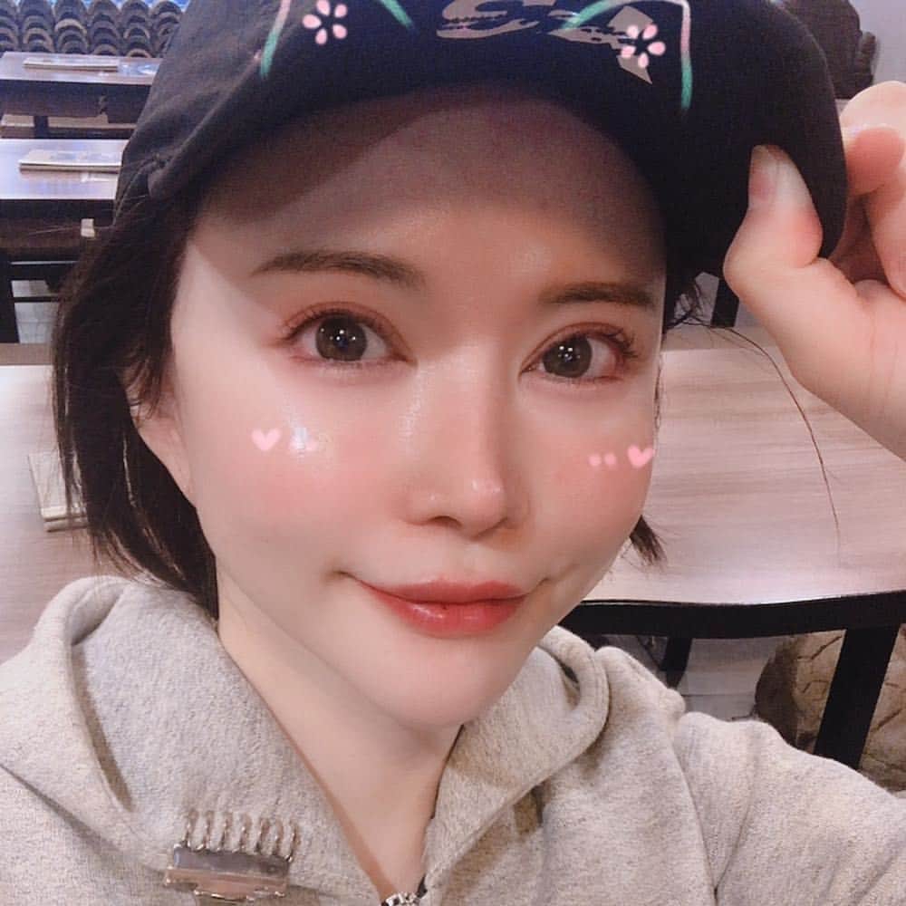 里美ゆりあのインスタグラム：「アプリのお陰でスッピン裸眼でもどうにかなる笑 スンデクって食べ物が何故か飽きない^ - ^」