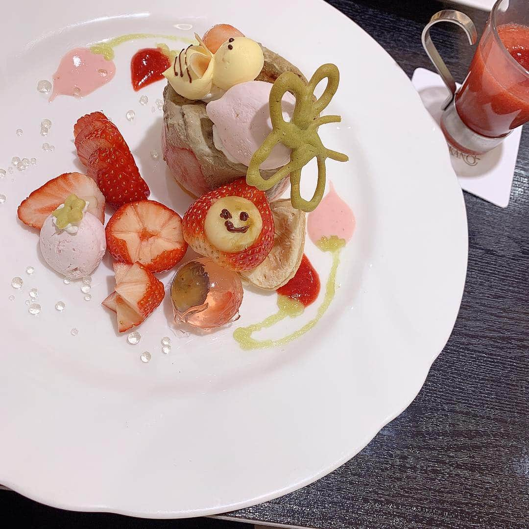 梅野舞さんのインスタグラム写真 - (梅野舞Instagram)「なんと可愛い苺のプレート🍓  ほうじ茶ムースと苺のハーモニー♬  目で楽しんで🥰 食べて美味しい❤️❤️❤️ #高野フルーツパーラー #苺#苺のプレート#可愛い#cute#フルーツ#ほうじ茶ムース#sweets#instagood#instapic#instasweet」4月30日 23時48分 - mai.umeno