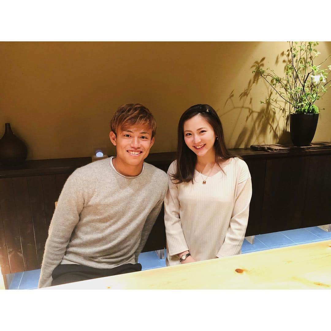 姫野れみのインスタグラム：「平成最後の日なのでディナーへ！ 平成6年生まれ たくさんの思い出がある平成に ノンアルコールで乾杯しました🥂 外出もほとんどできないので 病院帰りに行ったのですが 手術前の気晴らしもなったみたいで良かった✨ 令和もよろしくお願いします🙇🏼‍♀️ ・ 昼間は奥様とお家ランチをしていたので リハビリ帰りにチビちゃんにも会えて 癒されてました🥰可愛いお手手でハイタッチ❤︎ ・ #平成最後 #平成 #令和」