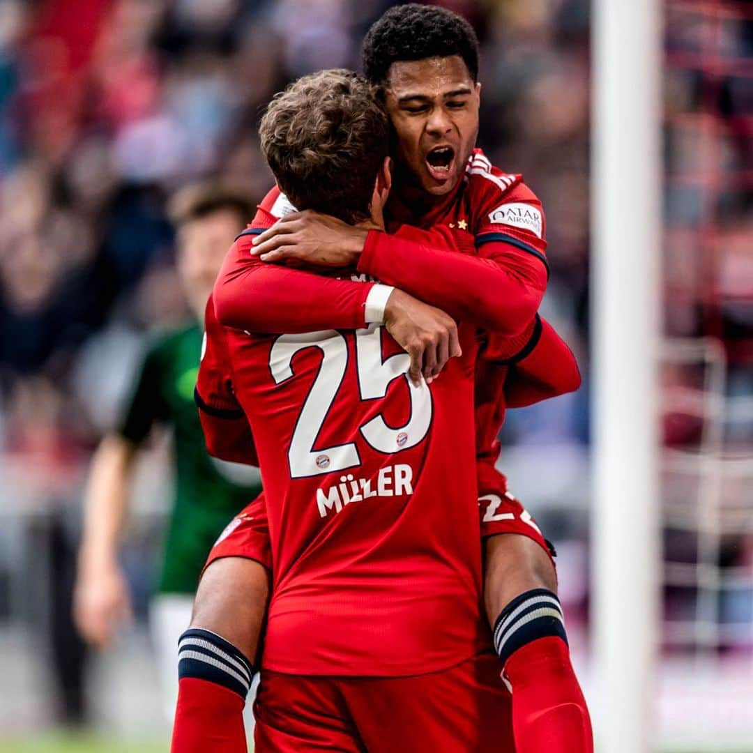 バイエルン・ミュンヘンさんのインスタグラム写真 - (バイエルン・ミュンヘンInstagram)「We always back each other! 💪🏻 Whose back do you cover? 👇 . . #FCBayern #MiaSanMia #packmas #Football #Fussball #Soccer #Team」4月30日 23時50分 - fcbayern