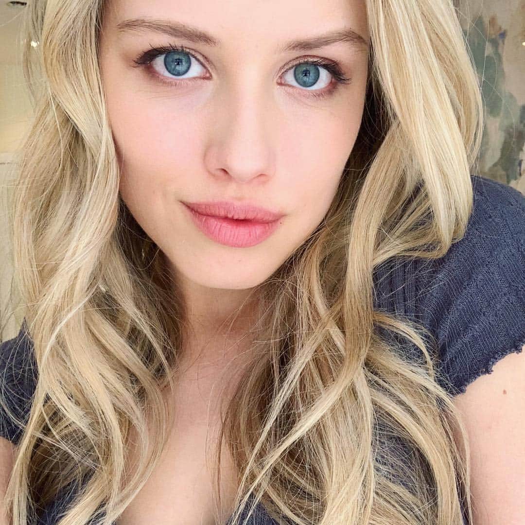グレイシー・ドジーニーのインスタグラム：「i dunno guys...here’s my face? 🙃」