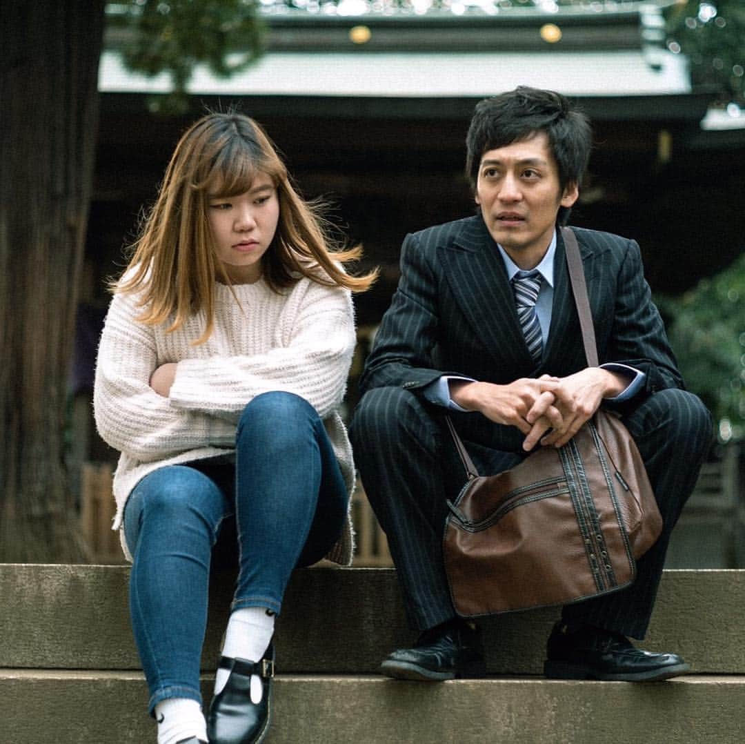 のインスタグラム：「彼女の友達に「あんたの彼氏大丈夫？」と言われたと伝えられる  #昨日の夜 #彼女の女友達と #3人でカラオケ行った #昔の歌を唄い過ぎて #変な空気になってた #西野カナの後に #T-BOLAN #あいみょんの後の #15の夜 #締めでロード第2章 #彼女の友達がうんこ見る目で見てた #ジェネレーションギャップ #夕方の静かな神社 #カラスが鳴いてる #平成最後の #哀愁一コマ芝居 #令和もどうぞ宜しくお願いします」