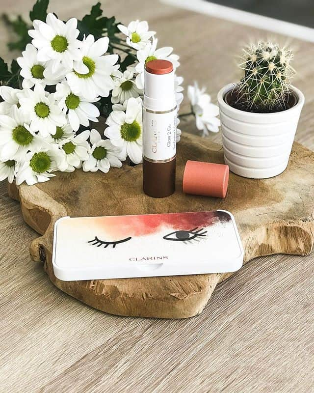 Clarins Franceさんのインスタグラム写真 - (Clarins FranceInstagram)「Comme @la.petite.basque , dites stop à l’énorme trousse de maquillage dans votre sac !  La palette Ready in a Flash c’est le petit format idéal pour briller aux yeux de tous.✨ Même si on est sûr que vous brillez déjà toutes 😉 . #clarins #clarinsmakeup #selfiereadywithclarins」5月1日 0時02分 - clarinsfr