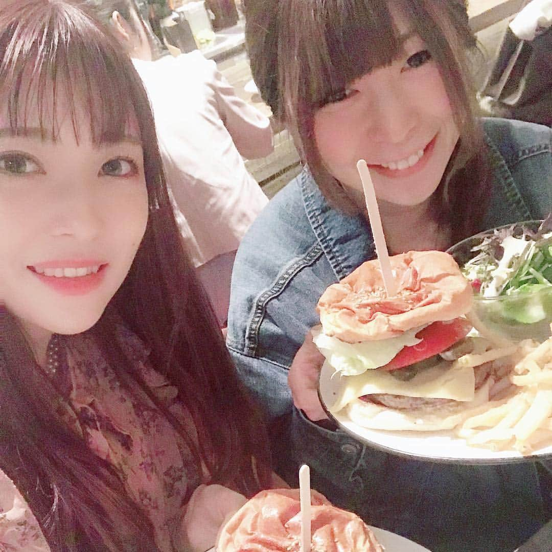 黒崎真音さんのインスタグラム写真 - (黒崎真音Instagram)「お昼からハンバーガー！  親友のきょうこと。  いろいろ話した 離れてるからなかなか話せないけどね 大好きやでー  she is my best friends Kyoko!  I had a hamburger with kyoko, I wanted to be with you.:( #黒崎真音 #親友のきょうこ #ハンバーガー #hamburger #女子会 #時間足りなかった」4月30日 23時55分 - maonkurosaki922