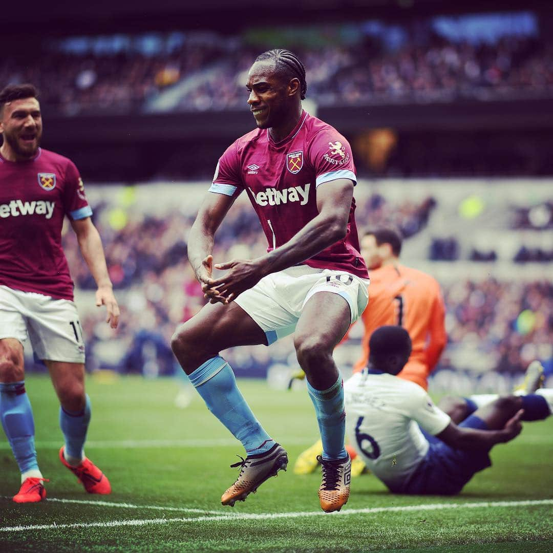 プレミアリーグさんのインスタグラム写真 - (プレミアリーグInstagram)「Name the dance, @antonio_michail 🕺 . #premierleague #pl」4月30日 23時58分 - premierleague