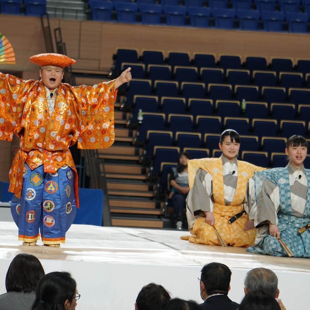 和泉元彌さんのインスタグラム写真 - (和泉元彌Instagram)「平成最後の舞台は 大相撲水戸場所に続いて 祝言で上演した 水戸狂言会20190429 「三番叟」「福の神」「棒縛」 でした。  相撲も三番叟も 天岩戸の前が起源とされる 日本の伝統文化です。  平成最後の日20190430は みんなで仏壇に手を合わせ 読経し  敷き舞台で 「あやめ酒」を仏前に奉納しました。  感謝です。」4月30日 23時59分 - izumimotoya