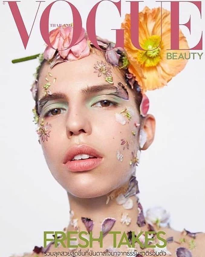 IMG Modelsさんのインスタグラム写真 - (IMG ModelsInstagram)「Fresh As Ever. 🌸 @hayettmccarthy covers @voguethailand’s latest #Beauty supplement. #📷 @natth_j #💄 @alliesmithmakeup #👸🏻 #IMGstars」4月30日 23時59分 - imgmodels