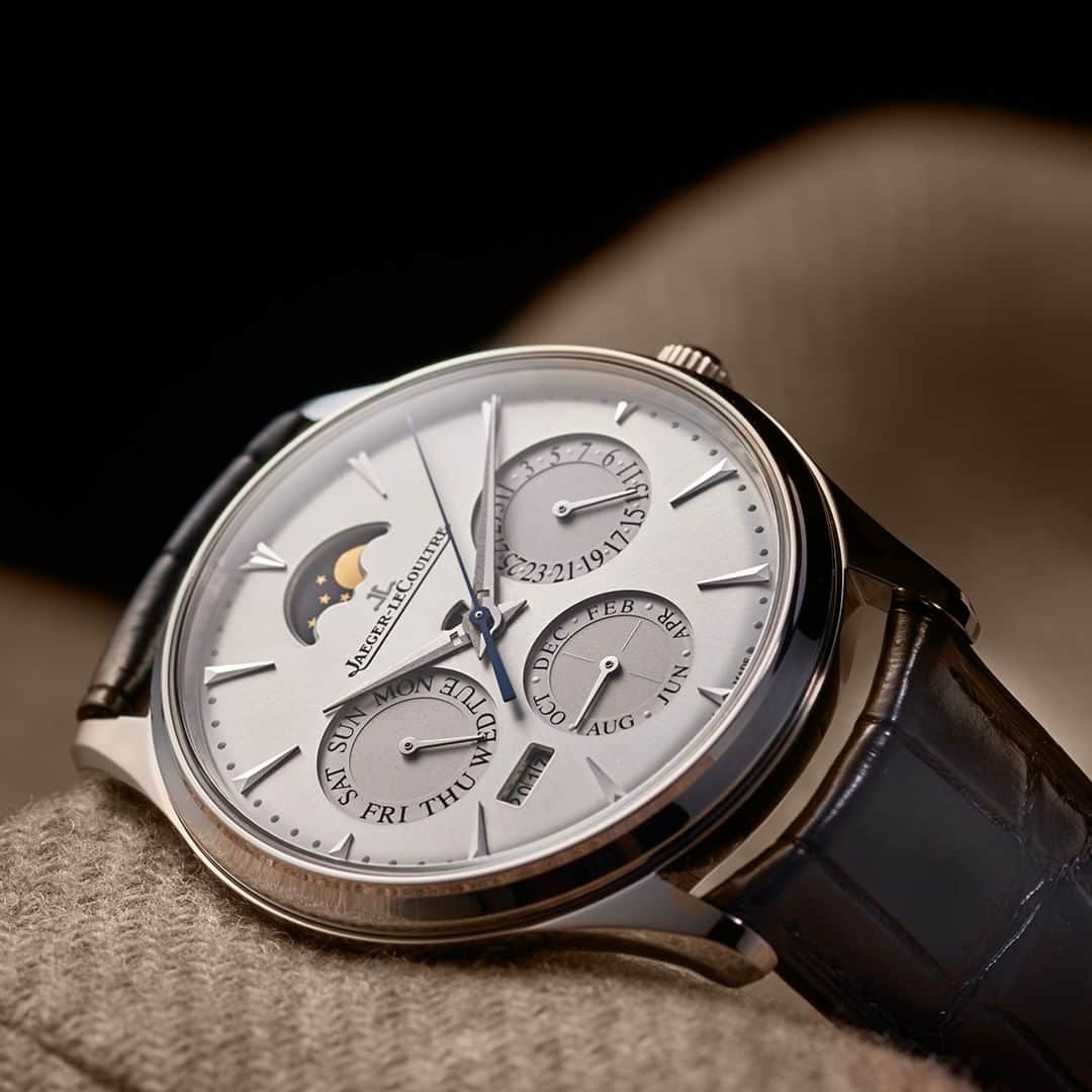 のインスタグラム：「Watchmaking tradition. Four counters dedicated to the perpetual calendar on an extremely slim mechanism. __  Master Ultra Thin Perpetual __ #JaegerLeCoultre #Master #PerpetualCalendar #ArtOfPrecision #FineWatchmaking #SwissWatch #ValleeDeJoux #Craftsmanship #SavoirFaire #精妙之芯时间之艺」