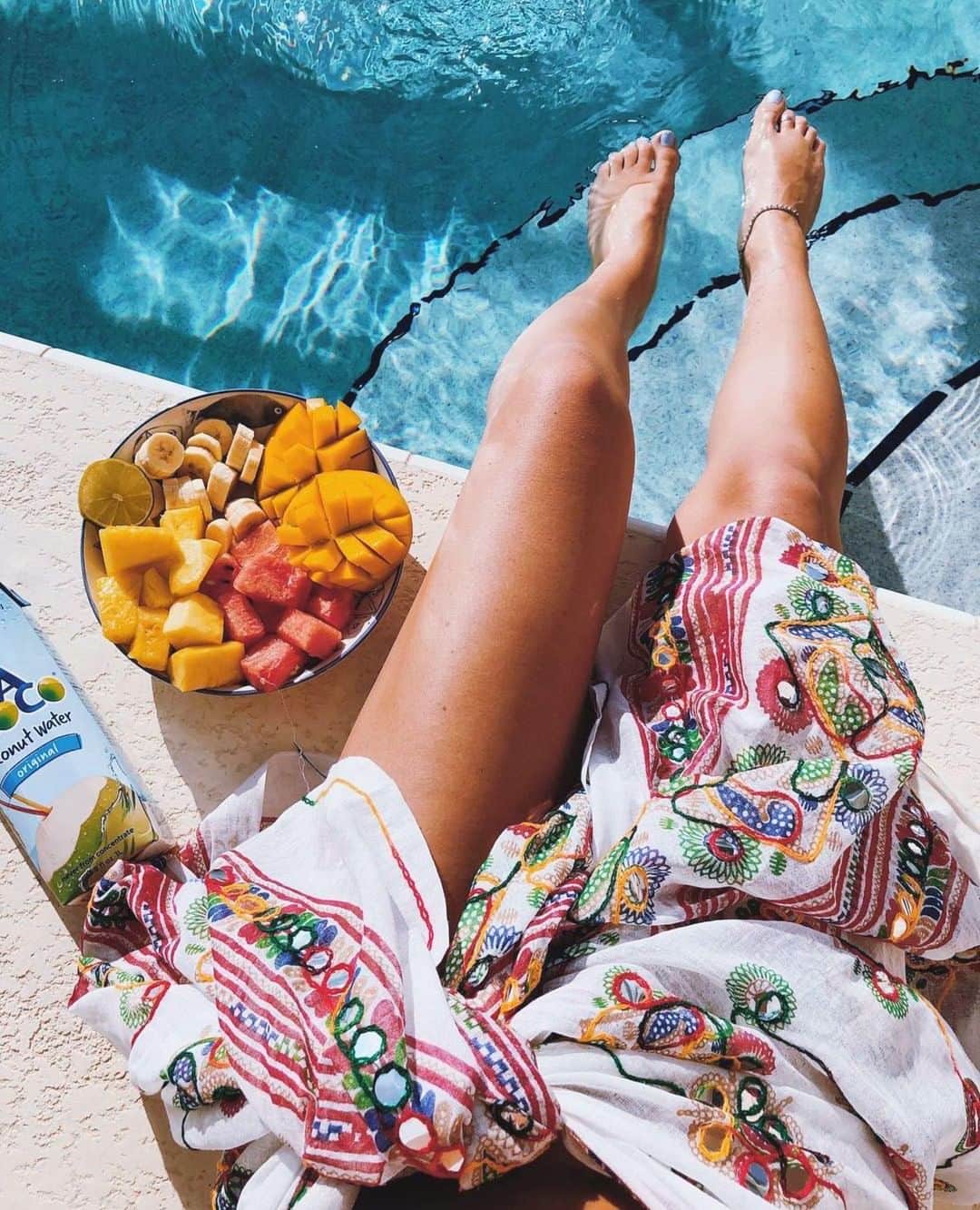Vita Coco Coconut Waterのインスタグラム：「Summer's so close we can taste it, but we'd also like a taste of this fruit bowl.」