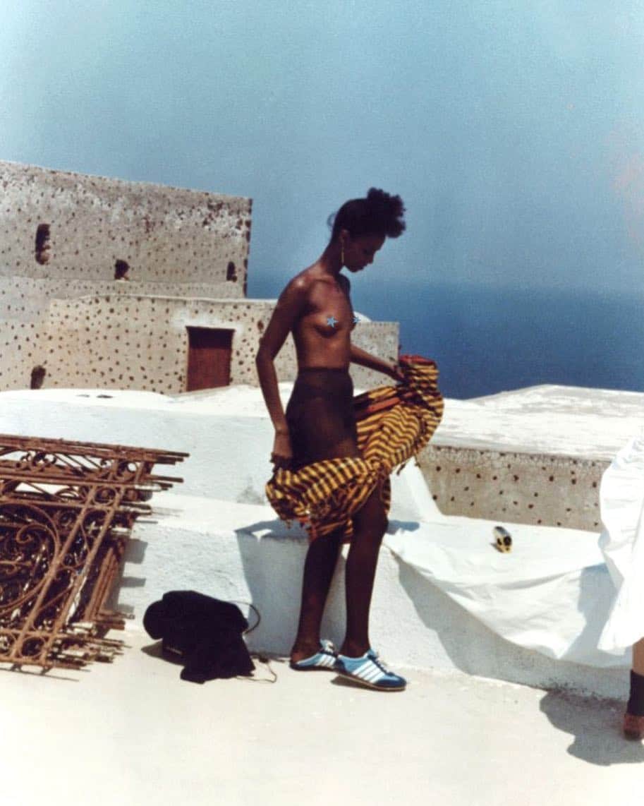 Meganさんのインスタグラム写真 - (MeganInstagram)「Iman in Santorini, Greece, 1982 〰 photo Kelly Klein #iman #santorini #greece #kellyklein #adidas」5月1日 0時01分 - zanzan_domus