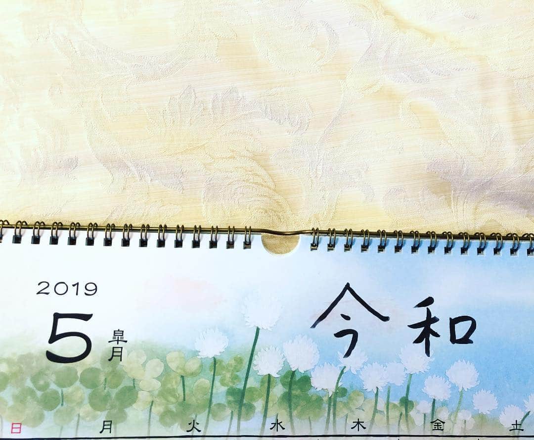 今井麻椰さんのインスタグラム写真 - (今井麻椰Instagram)「世界一天然の母が、カレンダーに思いっきり『今和』って書いてました。 . きれいに書けたー！って喜んでたけど、、 え😳？ってなった。 今和と令和。さっそく間違えるか😳？今井だから？ . 生まれ育った平成が終わってしまったー！！ . #令和が素晴らしい時代になりますように ☺️💕」5月1日 0時11分 - maya_imai_124