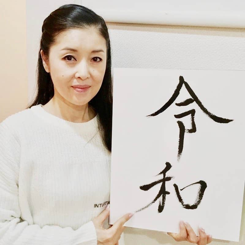 藤あや子さんのインスタグラム写真 - (藤あや子Instagram)「新しい年のはじまり✨ 「令和」の時代も 平和で穏やかな日々を 過ごすことが出来ますように… 心ひとつに まっすぐに 歩んで参りましょう🙏🏻 #令和も #よろしく #お願い致します」5月1日 0時11分 - ayako_fuji_official