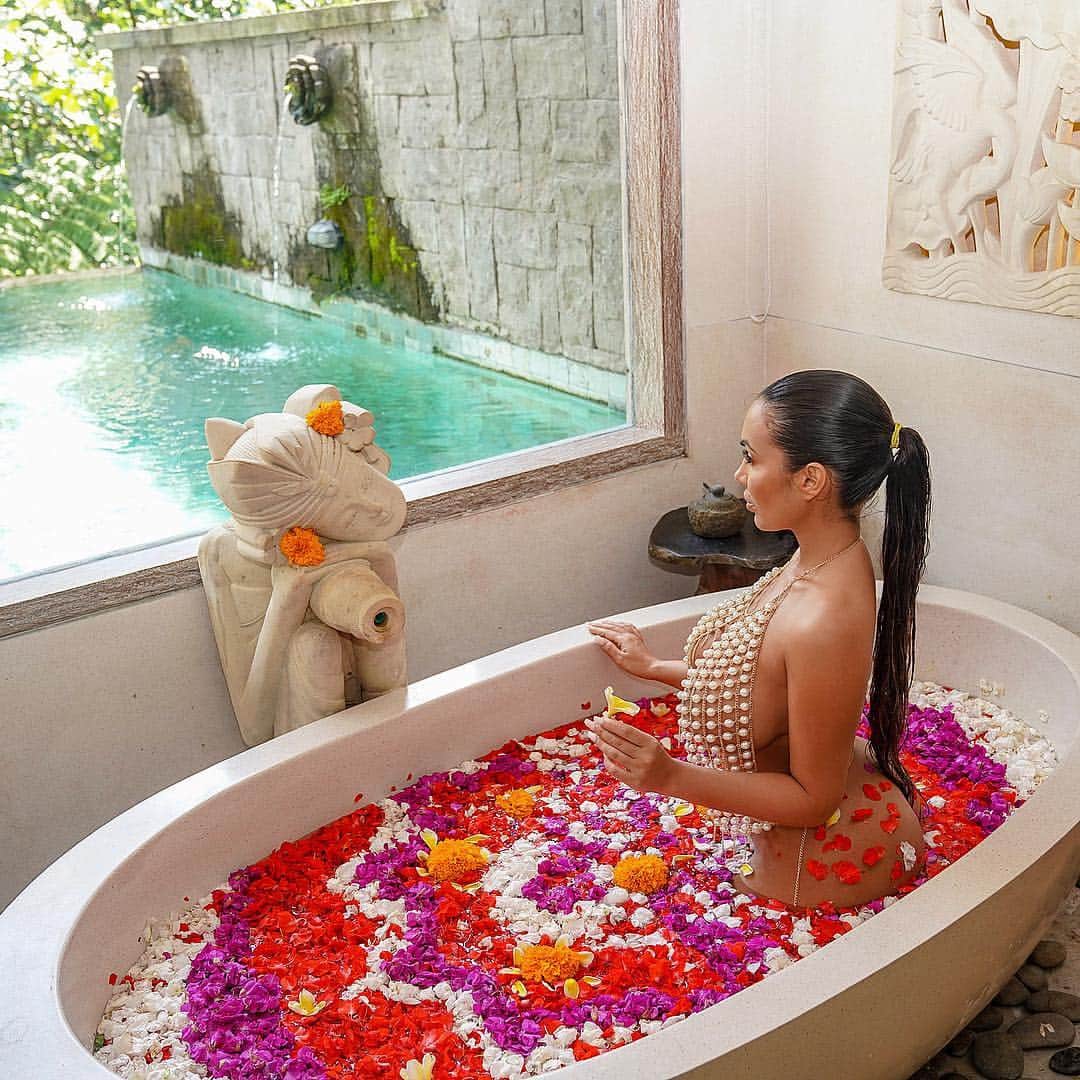 Aylen Aのインスタグラム：「Flower bath with a view 🌸  Resort @theudaya」