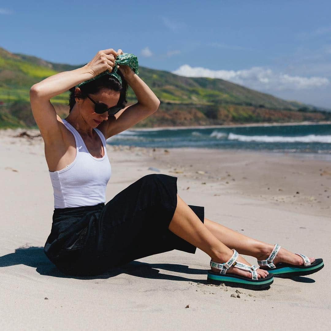 Tevaさんのインスタグラム写真 - (TevaInstagram)「Hair up. 💁 Sandals strapped. 💯 Flights booked. 🛫 We’re vacation-ready in our new #TevaxAnnaSui flatform. 📷: @katerentz」5月1日 0時05分 - teva