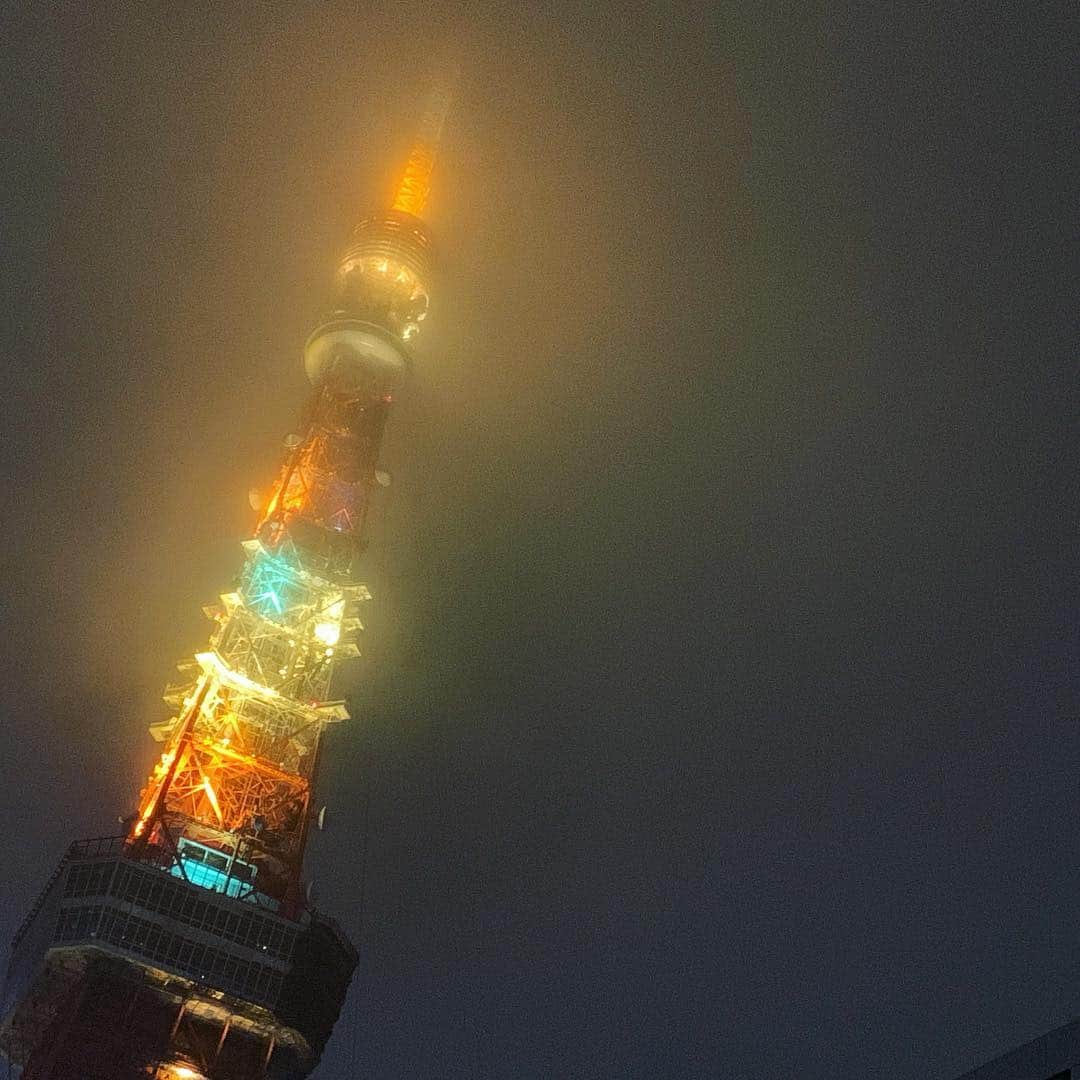 のインスタグラム：「#令和 おめでとう！ #happynewera  雨に煙る #東京タワー  #tokyotower #reiwa」