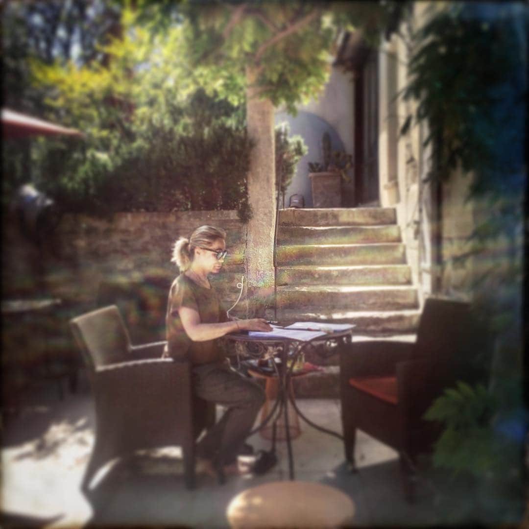 エマニュエル・ベアールのインスタグラム：「#myplace #workworkwork @pascalrambert  #architecture #theater ✍🏻」