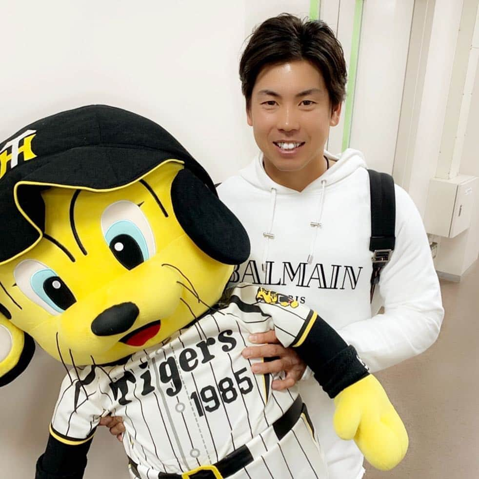 梅野隆太郎さんのインスタグラム写真 - (梅野隆太郎Instagram)「#平成 勝利締め #令和 勝利始めに！ 今日も頑張りますよ^ - ^！ #阪神タイガース #梅野隆太郎 #bigfumi」5月1日 0時14分 - ryutaro_umeno_official