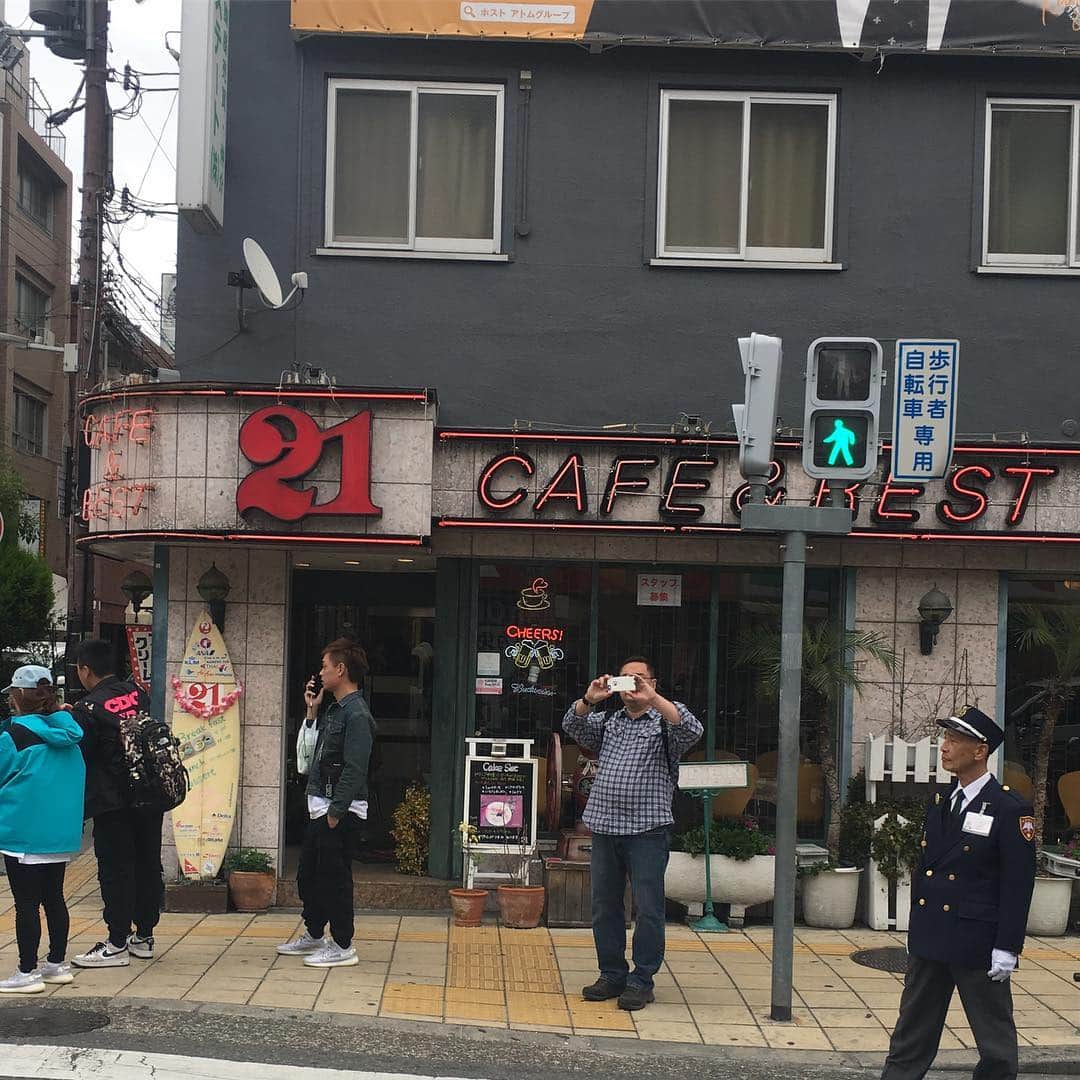 能町みね子さんのインスタグラム写真 - (能町みね子Instagram)「#喫茶メモ 大阪日本橋 トニワン ミルクセーキなし アメリカンでトロピカルでアッパーな感じで何気に古い喫茶店。1974年から。クリームソーダはデフォルトで青い」5月1日 0時18分 - nmcmnc