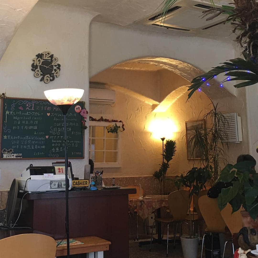 能町みね子さんのインスタグラム写真 - (能町みね子Instagram)「#喫茶メモ 大阪日本橋 トニワン ミルクセーキなし アメリカンでトロピカルでアッパーな感じで何気に古い喫茶店。1974年から。クリームソーダはデフォルトで青い」5月1日 0時18分 - nmcmnc