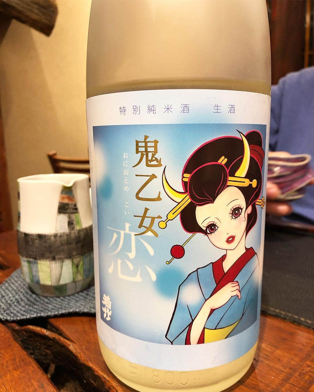 シャウラさんのインスタグラム写真 - (シャウラInstagram)「I don’t drink much but with good Japanese food comes great Japanese sake, so I made an exception. Here are a few from last night. The first one is called “Demon maiden love” and the last one is called “Invisible pink unicorn” hahaha I love it. Cool fact, Invisible pink unicorn sake isn’t made using water like most sake. It uses SAKE to make sake. Did not know that was a thing. Very interesting.  やはり美味しい和食には美味しい日本酒。昨日は調子に乗っていつも以上に飲んでしまいました。一本目にお任せで出されたのは鬼乙女。。私の事？！笑笑 そんなまさか。最後の見えざるピンクのユニコーンも面白いネーミングだがお水で作ってる日本酒ではなく、日本酒を使って作った日本酒。面白い！ #sake #japan #foodie #日本酒 #傳」5月1日 0時26分 - shaula_vogue