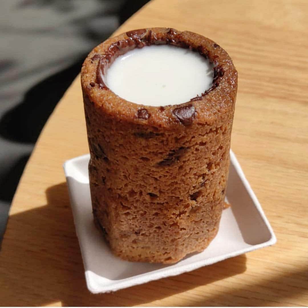 DOMINIQUE ANSEL BAKERYさんのインスタグラム写真 - (DOMINIQUE ANSEL BAKERYInstagram)「Our Chocolate Chip Cookie Shot, a warm chocolate chip cookie shaped like a shot glass, filled to order with our housemade cold-infused Tahitian vanilla milk. Sip the milk, then eat the cookie. #Cheers 🍪🥛 (📸 regram from @reallyroseyk)」5月1日 0時34分 - dominiqueansel