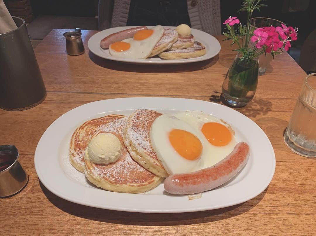 田村響華さんのインスタグラム写真 - (田村響華Instagram)「もう昨日のことになっちゃった！ カラカル役のりこぴとランチしたよ𖠚  初めて食べ物のために並んで待ったんだ １時間３０分くらい！！ 文字でみると恐ろしい長さだけど ずっとおしゃべりしてたな☺︎ 待った甲斐のある美味しさでした✨ サラダも食べたからお腹いっぱいすぎた！  平成最後にはじめての思い出ができました。  #けものフレンズ #crisscross #表参道カフェ #カフェ #パンケーキ」5月1日 0時36分 - kyo_ka1016