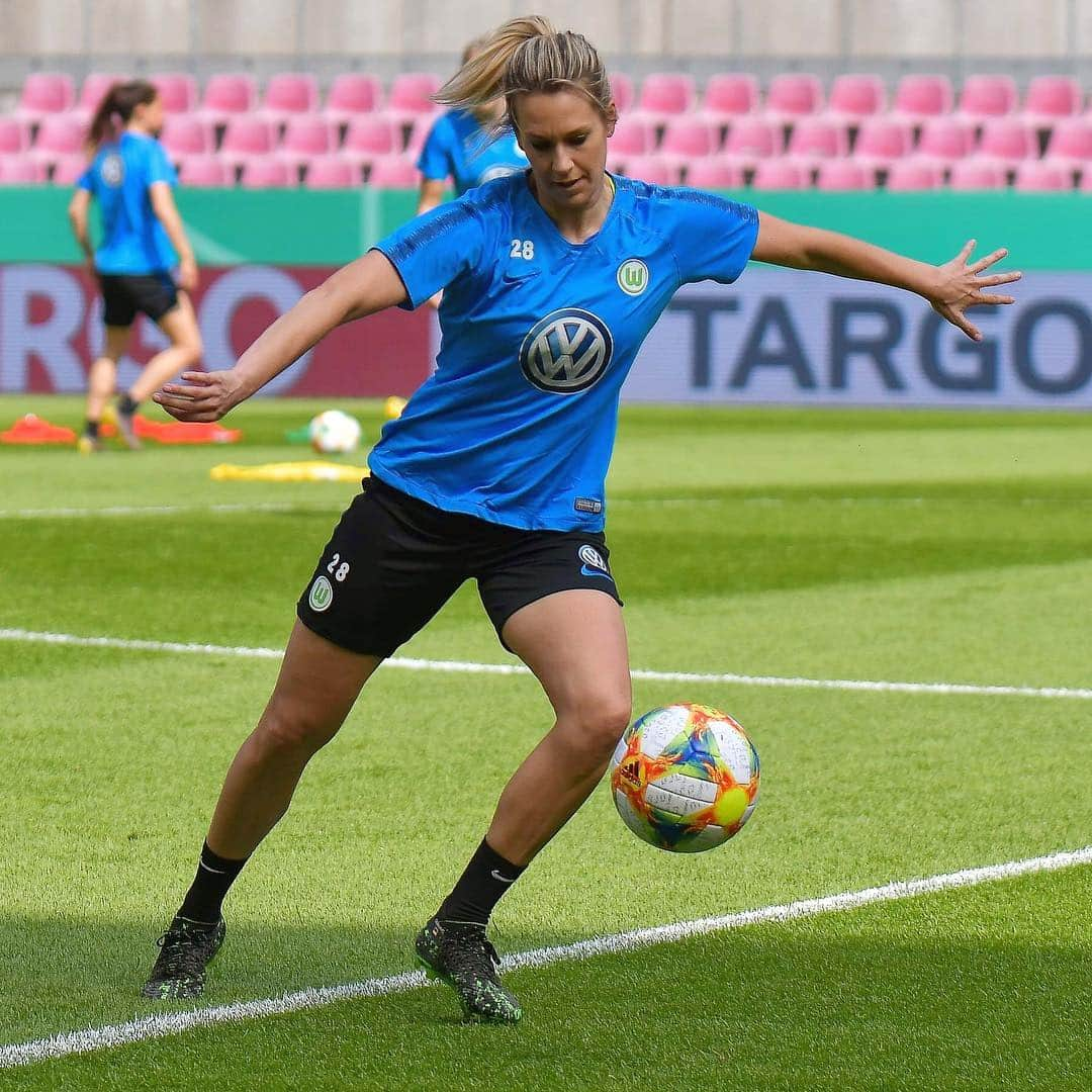 レナ・ゲースリンクさんのインスタグラム写真 - (レナ・ゲースリンクInstagram)「Ready for the Cup Finale tomorrow 🏆 #dfbpokal #dfbpokalfinale #köln #vflwolfsburgfrauen #grünweiss #arbeitfussballleidenschaft #rheinenergiestadion #matchball #puma #pumafootball」5月1日 0時43分 - lena_goessling