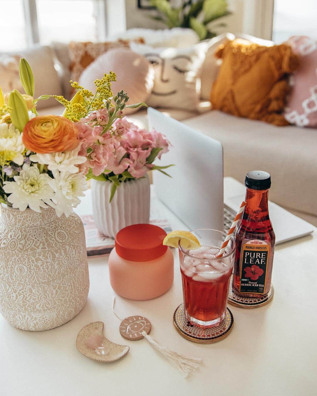 Stephanie Sterjovskiさんのインスタグラム写真 - (Stephanie SterjovskiInstagram)「#ad🌺 Creating mood boards while sipping on this refreshing brewed herbal iced tea. Pure Leaf Mango Hibiscus is crafted from hibiscus flowers and it’s naturally caffeine-free! It's one of those perfect, easygoing Spring days I can carve some time out to get re-inspired. How do you stay inspired? 🌺@pureleafcanada #PureLeafHerbals #stayinspired #moodboard」5月1日 0時43分 - stephsjolly