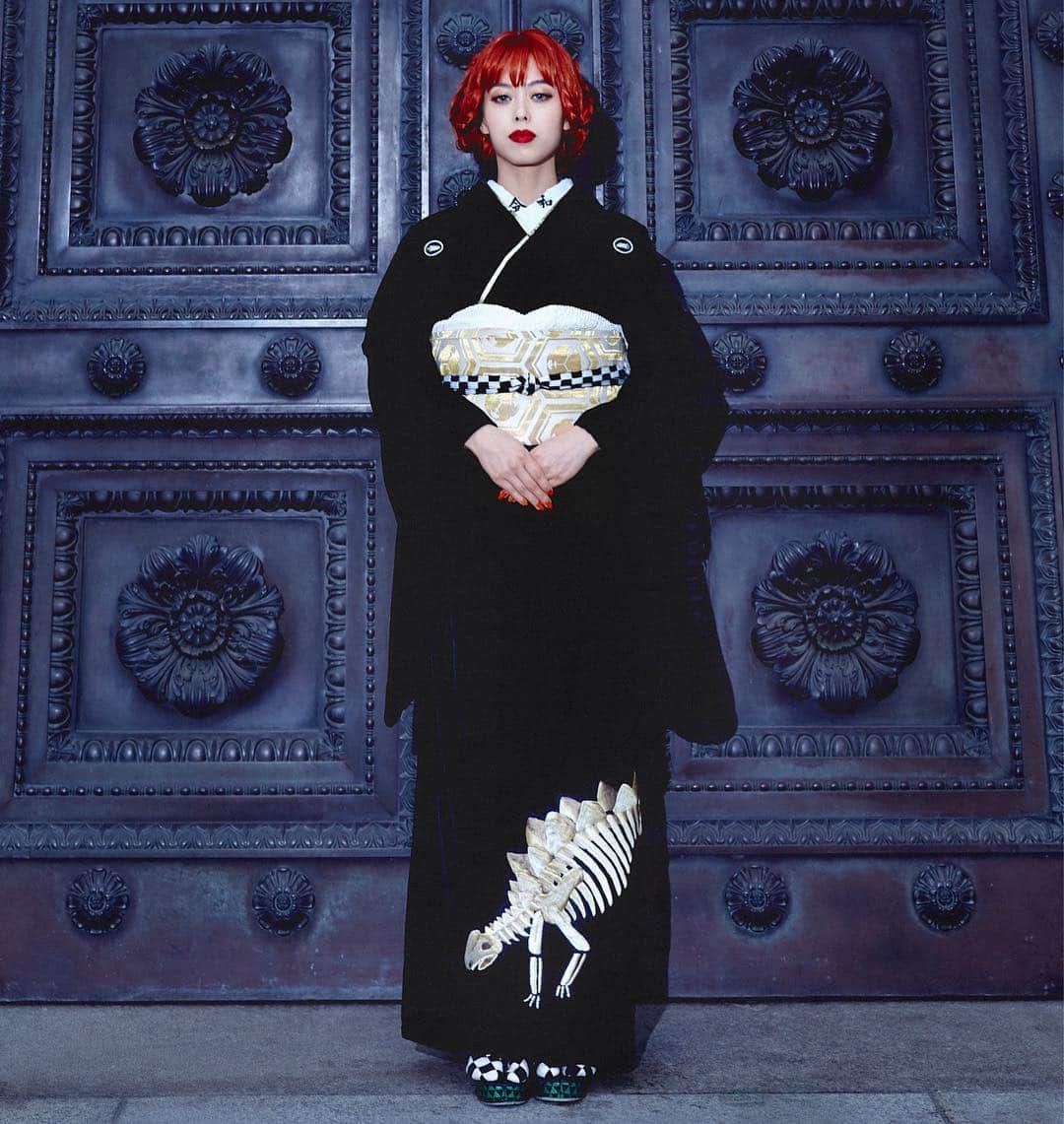 Anji SALZさんのインスタグラム写真 - (Anji SALZInstagram)「The start of a new era! 「令和」の始まり🎌  Today (1st May) Japan is entering the new time period - REIWA. To celebrate, I’m going to finally publish the collaborative velvet kimono with @shishumania I’ve been working on since last year. 令和をお祝いするため、@shishumania に半襟を刺繍していただき、そして去年からやってきたコラボ作品の着物を発表❤️ Embroidery: SHISHUMANIA Photo: @benjamin_hung Model: @gold_erika Kimono & Direction: @salztokyo #salztokyo #reiwa #令和」5月1日 0時45分 - salztokyo