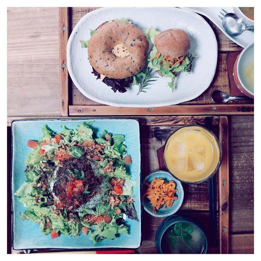 高木美知瑠さんのインスタグラム写真 - (高木美知瑠Instagram)「. 𝕃𝕌ℕℂℍ  𓐐  ɪɴ ʟᴏᴄᴀʟ 𓇠𖥧 . タコライスとサンドウィッチ 𐩢𐩺❤︎ 沖縄料理 好き。 ベーグルサンドもコッペパンのサンドも 柔らかくておいしかった\( ˆoˆ )/ . 写真がいっぱい溜まってるーーーーー೯ #lunch#lunchtime#cafe#yummy#delicious #japan#Tacorice#sandwich#hamburger#burger#bagel#bagelsandwich#sandwiches#family#families#sweets#desert#ランチ#カフェ#タコライス#ベーグル#コッペパン 明日は高木家BBQ 𓐠 家族が多くて、みんなバラバラすぎて 兄弟すらなかなか会うことないのに、 それぞれが家庭 持って、 揃うことはほぼ皆無。そらそやね。 兄弟も増えて、子どもらも増えて、 全員 揃うことなんかこの先あるのか？ いや、無いやろって感じやけどw、 ただ、仲は良い。 #sweet #スウィートインスタ」5月1日 0時48分 - michiru_takagi