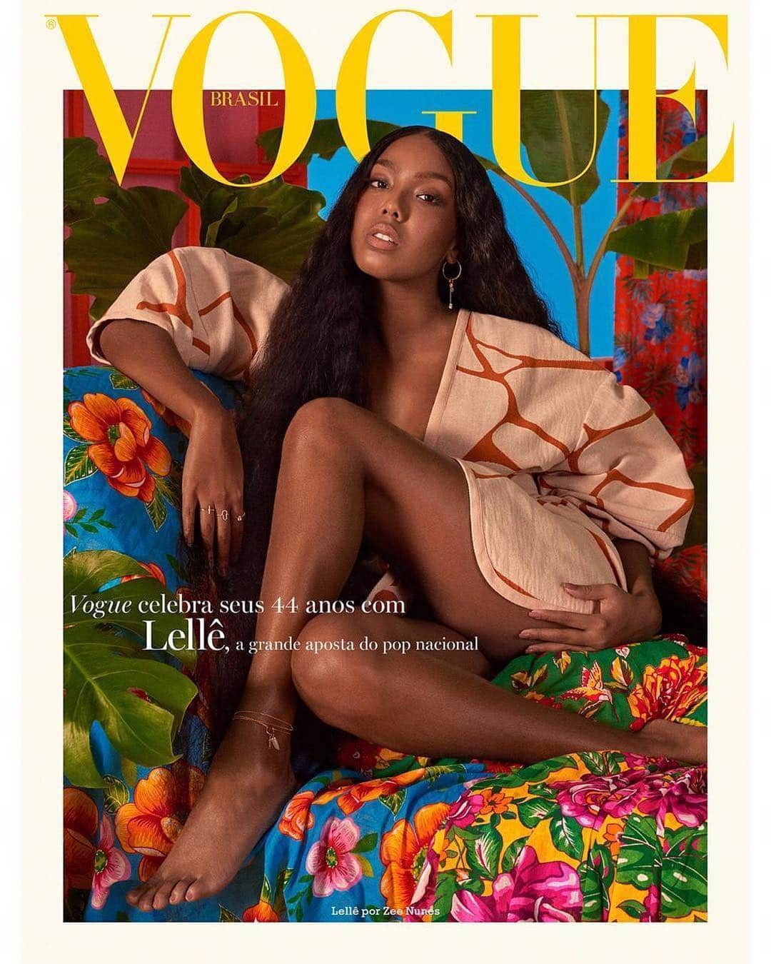 Preta Gilさんのインスタグラム写真 - (Preta GilInstagram)「Ela vem chegando @lelle !!!! @blacktape Muito linda na capa da @voguebrasil !!!! #Repost @lelle ・・・ NEGA BRABA na Capa da @voguebrasil.  Obrigada toda equipe pelo carinho no set e aos meus fãs por todo amor. Não chegaria sem vocês, vamos juntxs ✊🏿🖤 Fotos: @zee_nunes  Edicão de moda: @pedrosales_1  Beleza: @henriquem85  Texto: @claudialima  Direção: @paulimerlo ❤️」5月1日 1時04分 - pretagil