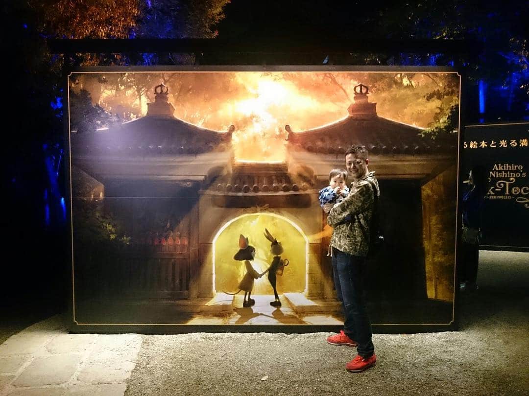 佐藤太一郎さんのインスタグラム写真 - (佐藤太一郎Instagram)「‪息子と一緒に、兵庫県川西市で開催中の「チックタック～光る絵本と光る満願寺展」に行ってきました！‬ ‪幻想的でノスタルジックで、最高に美しかったです。‬ ‪開催は5/12まで。‬ ‪昼間もやってますが、ライトアップされる18:00〜21:00がオススメです。‬ ‪#チックタック‬ ‪#西野亮廣 ‬ ‪#にしのあきひろ ‬」5月1日 0時57分 - satotaichiro_shinkigeki